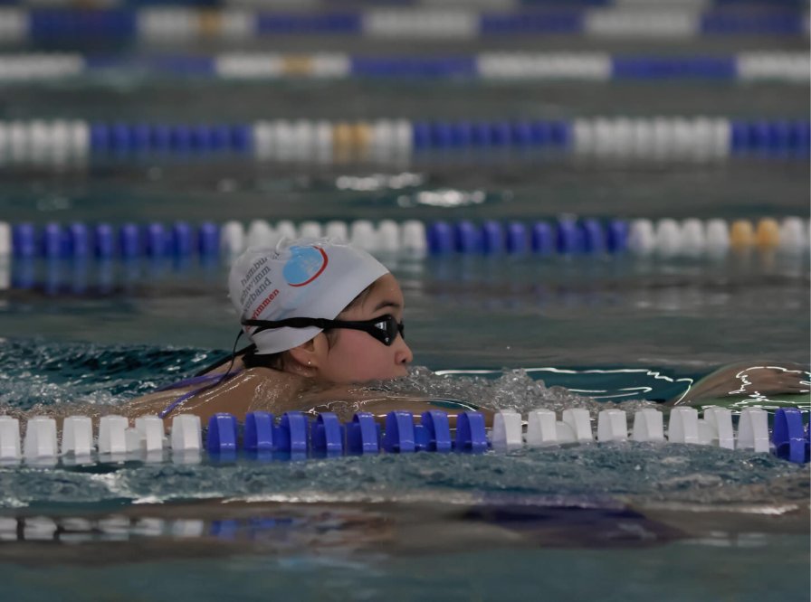 Hoai-My (18) beim Schwimmen