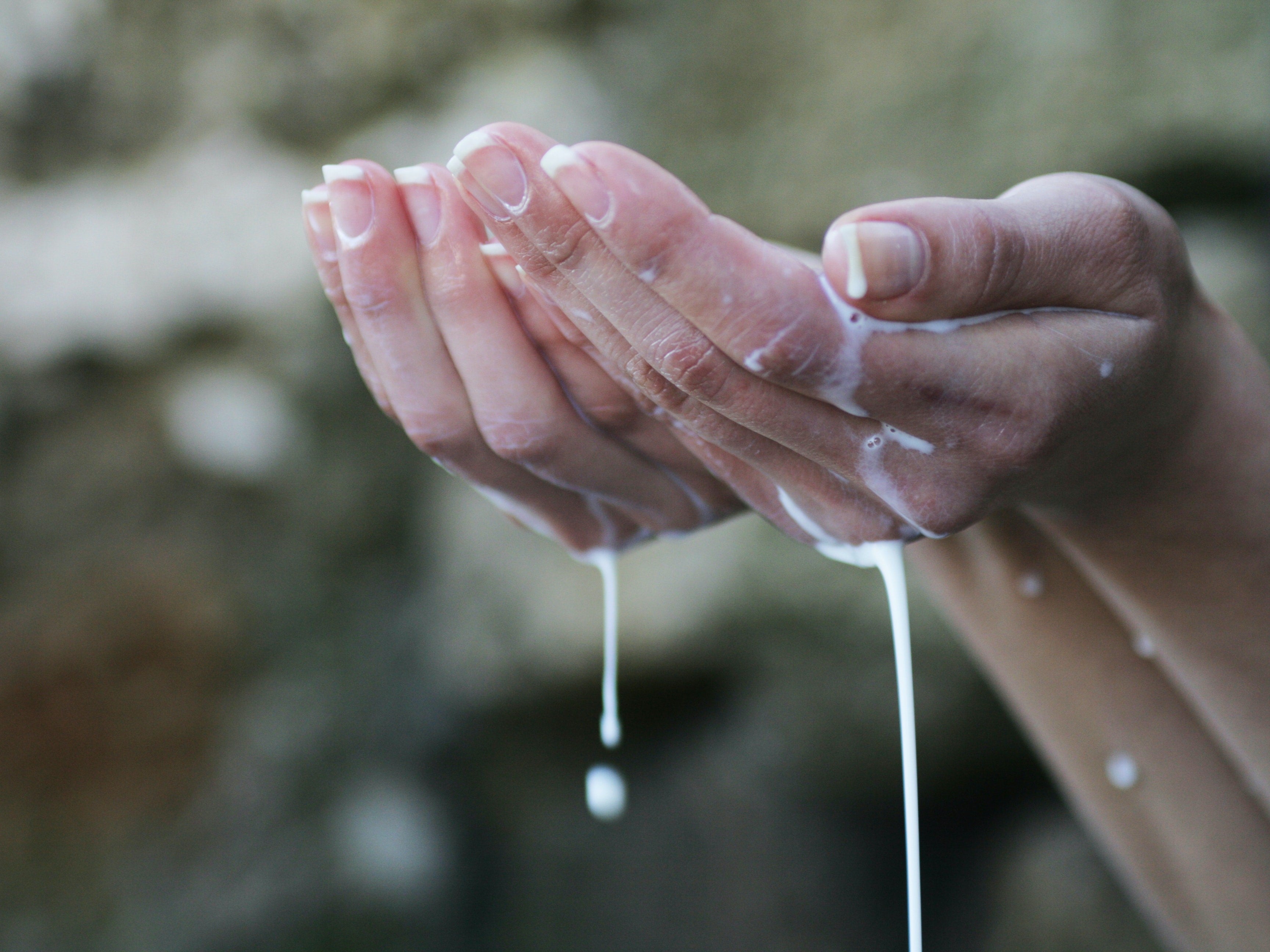Milchiger Ausfluss - Wie du die weiße Flüssigkeit aufhalten kannst